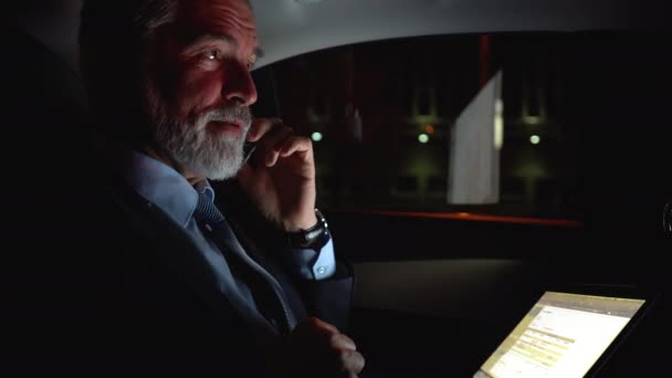 Självsäker affärsman talar på telefon när du reser i businessklass bil eller i sin Elegant dyr bil när du rider med sin egen förare — Stockvideo