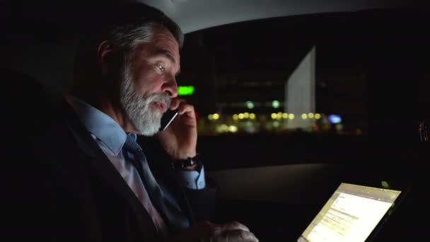 Selbstbewusster Geschäftsmann telefoniert während einer Reise in der Business Class oder in seinem eleganten teuren Auto, während er mit seinem eigenen Fahrer unterwegs ist — Stockvideo