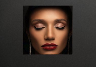 Mükemmel makyajlı güzel esmer kadın. Güzel Profesyonel Tatil Makyajı. Kırmızı dudaklar ve mükemmel kaşlar.