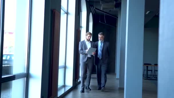 Affärschefer träffas i moderna företags kontor lobby, promenader och samtal. — Stockvideo