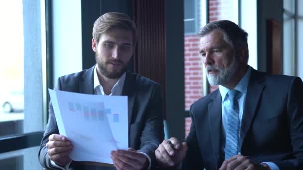 Deux hommes d'affaires heureux qui discutent de la stratégie de développement de l'entreprise lors d'une réunion de remue-méninges au bureau — Video