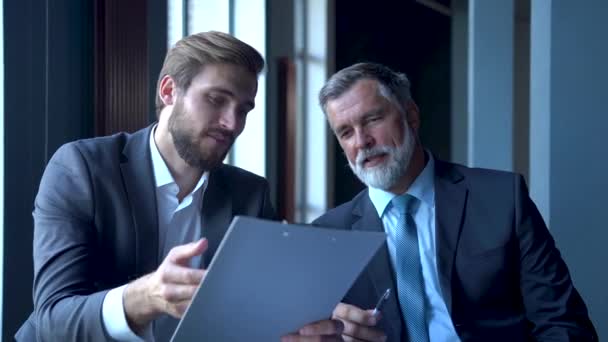 Deux hommes d'affaires heureux qui discutent de la stratégie de développement de l'entreprise lors d'une réunion de remue-méninges au bureau — Video