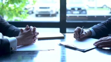 İki İşadamı sözleşme imzaladı. İş anlaşması imzalandı. Takım çalışması.