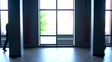 İş adamları tokalaşıyor, şirket yöneticileri el sıkışıyor ortaklık anlaşması işbirliği fırsatını karşılıyor