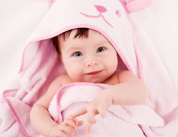 Bambino sorridente sotto coperta — Foto Stock