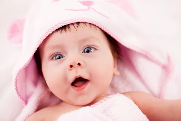 Bambino sorridente sotto coperta — Foto Stock
