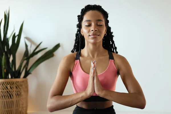 Jeune femme noire faisant du yoga à la maison en position lotus. — Photo