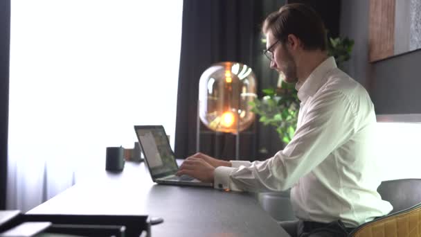 निवेश सलाहकार वाणिज्यिक वित्तीय सौदा बनाने में पुरुष ग्राहक निवेशक से परामर्श कर रहा है — स्टॉक वीडियो