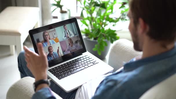 Visão traseira da videoconferência do empresário com colegas de casa. Conferência remota de negócios — Vídeo de Stock