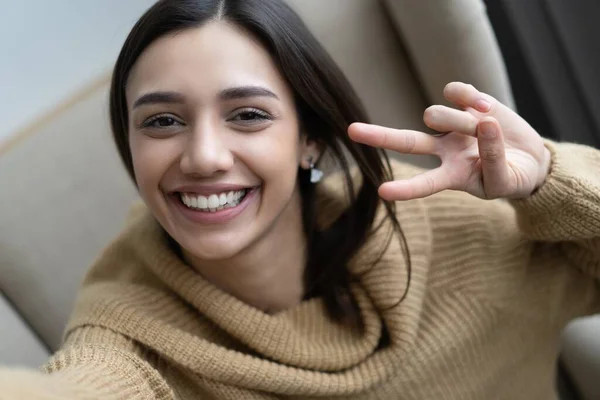 Imagen de primer plano de la mujer con estilo 20s sonriendo mientras mira a la cámara y tomar foto selfie en la sala de estar. — Foto de Stock