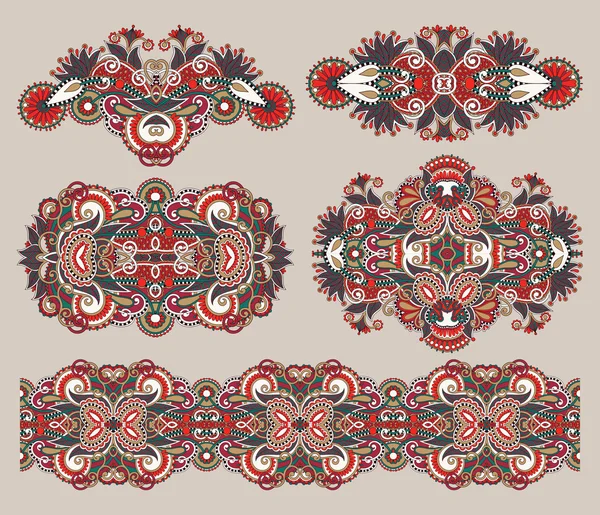 Adorno floral ornamental — Vector de stock