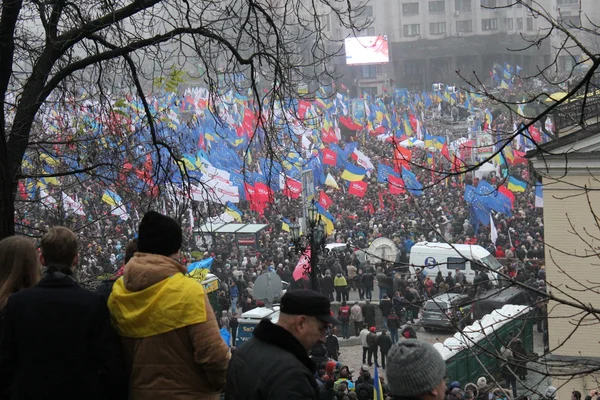 Encontro de massas para a entrada da Ucrânia na União Europeia, Euromaydan, Kiev, Ucrânia, 24 de novembro de 2013 — Fotografia de Stock