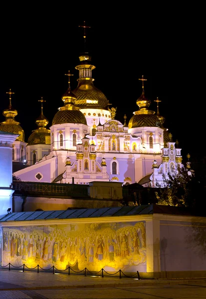 Copas de oro de San Miguel en la catedral de Kiev tomada en primavera — Foto de Stock