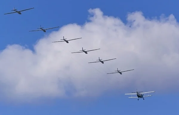 Propellerflugzeug zieht Segelflugzeuge. — Stockfoto