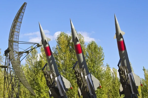 Raketen eines Boden-Luft-Raketensystems zielen in den Himmel — Stockfoto