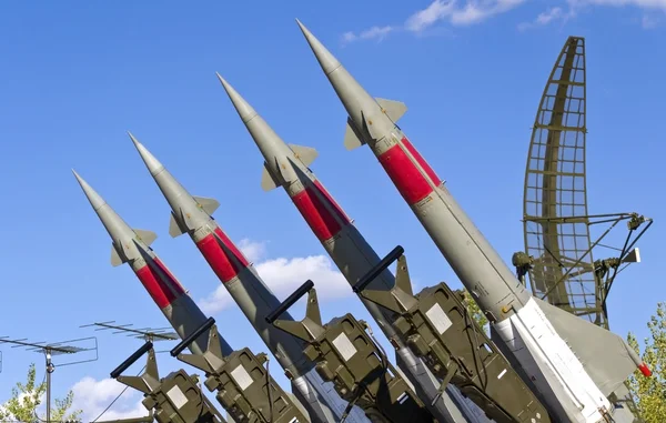 Fusées d'un système de missiles sol-air visent dans le ciel Photo De Stock