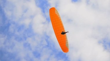 havada uçan parachuter
