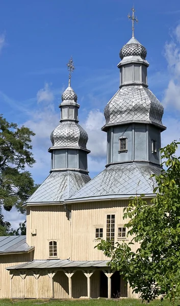 Starý dřevěný kostel proti modré obloze. — Stock fotografie