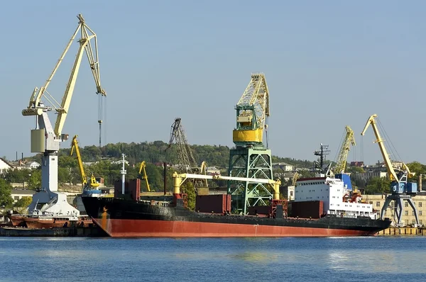 The ship on loading in port. — Stock Photo, Image