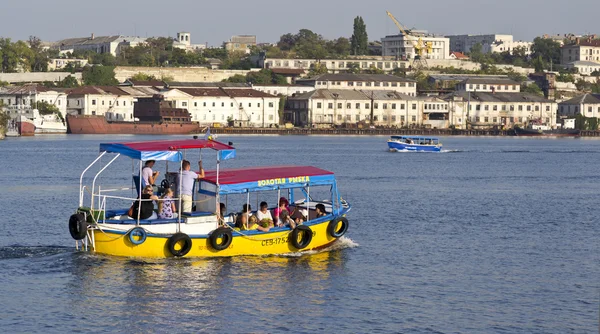Das Wanderboot bei der Exkursion in die städtischen Buchten. — Stockfoto
