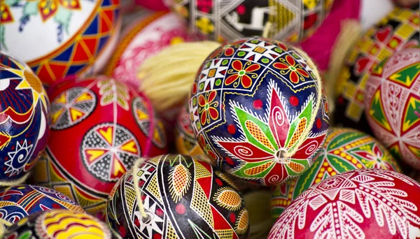 Huevo de Pascua, pintado a mano hermoso y colorido — Foto de Stock