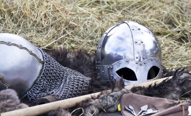 Knight's kask saman bir arka plan üzerinde