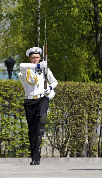 KIEV, UKRAINE-MUNGKIN 28: Tentara penjaga kehormatan selama tra — Stok Foto