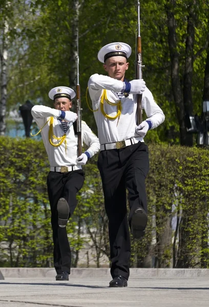 Kyjev, Ukrajina - 28. května: vojáci čest hlídat během tra — Stock fotografie