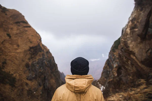 Краєвид на туманні осінні гірські пагорби і силует людини — стокове фото