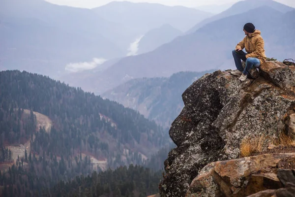 霧の秋山丘と男のシルエットの風景を見る — ストック写真