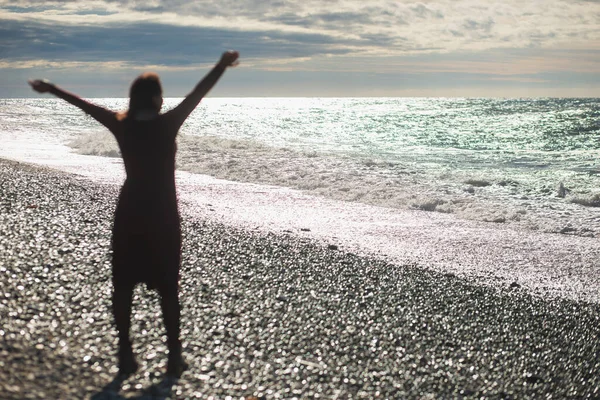 Unbekümmerte Frau genießt den Sonnenuntergang am Strand. Urlaub Vitalität gesundes Wohnkonzept — Stockfoto