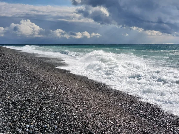 Бирюзовое море и галечный пляж. Пицунда — стоковое фото