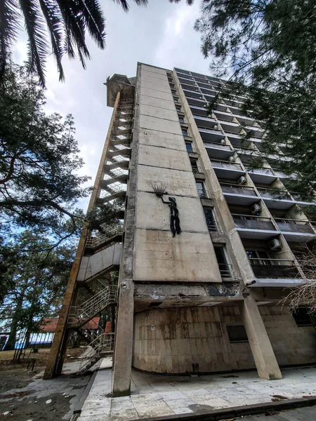 Abandoned boarding house in Pitsunda, Abkhazia — Stock Photo, Image