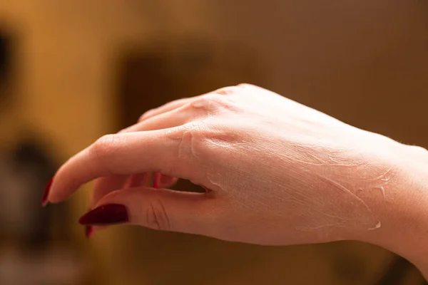 Bir kadının elindeki el kreminin yakın çekim dokusu. — Stok fotoğraf
