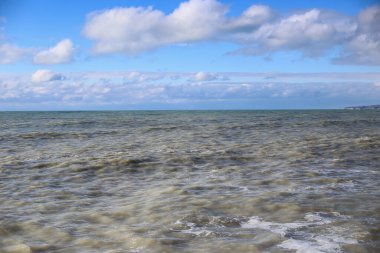 Çamurlu Karadeniz 'de fırtına dalgaları. Bulutlu gökyüzünün altında büyük dalgalar. Fırtınalı hava