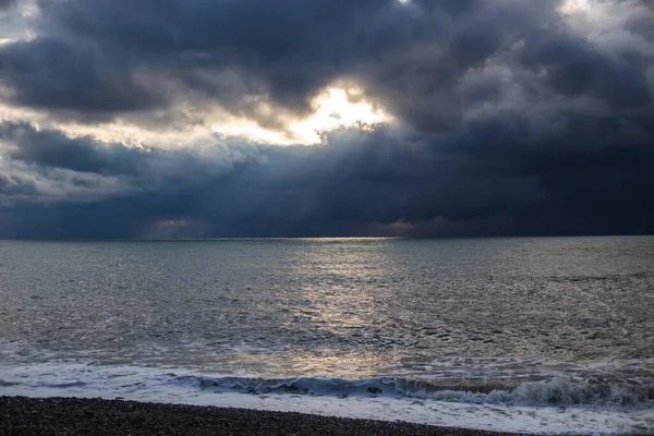 Штормовые волны на побережье Черного моря. Огромные волны под серым небом. Штормовая погода — стоковое фото