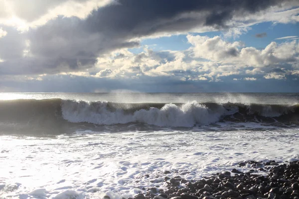 Onde di tempesta sulla costa del Mar Nero. Enormi onde sotto cieli grigi. Tempo tempestoso — Foto Stock