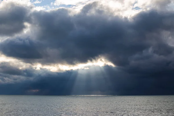 Olas de tormenta en la costa del Mar Negro. Grandes olas bajo cielos grises. Tiempo tormentoso — Foto de Stock