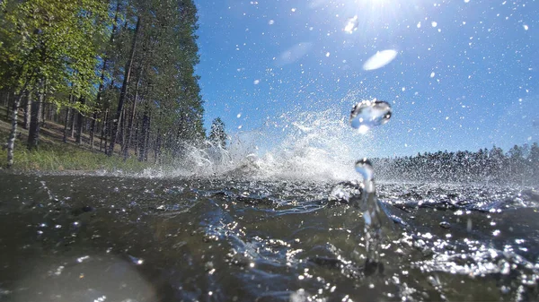 Μεγάλη νεροποντή στη λίμνη μετά την κατάδυση. Splash νερό στο ποτάμι, όμορφο πολύχρωμο, φωτεινό splash — Φωτογραφία Αρχείου