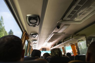 Servis otobüsündeki havalandırma sistemi, otobüsün içindeki tüm serin havayı serinletiyor, hafif odaklanma.