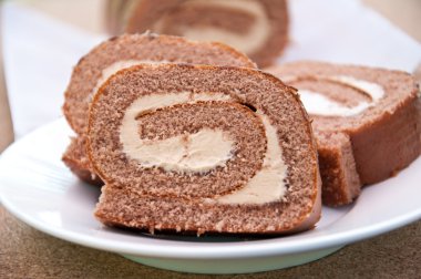 İsviçre sünger rulo krem beyaz plaka üzerinde