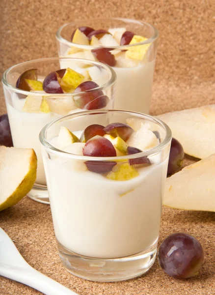 Pera fresca e yogurt all'uva in vetro — Foto Stock