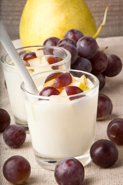 Yogur de pera y uva fresca en vaso — Foto de Stock