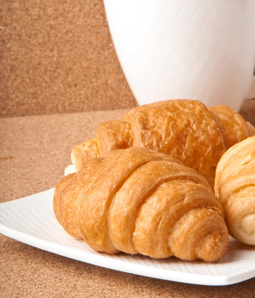 Aamiainen kahvilla ja croissanteilla — kuvapankkivalokuva