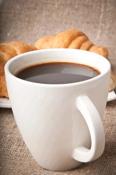 Snídaně s kávou a croissanty — Stock fotografie