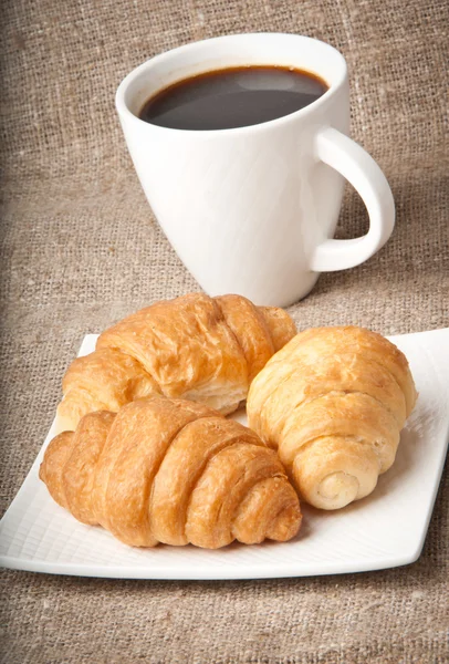 Aamiainen kahvilla ja croissanteilla — kuvapankkivalokuva