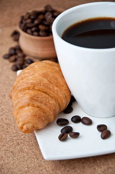 Aamiainen kahvilla ja croissanteilla — kuvapankkivalokuva