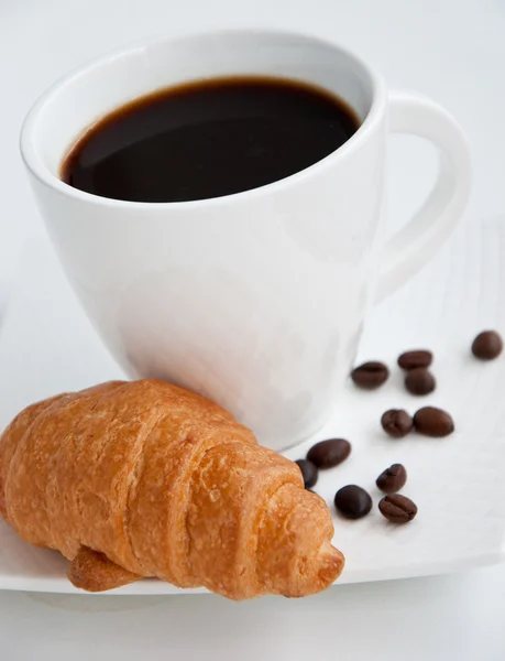コーヒーとクロワッサンで朝食を — ストック写真