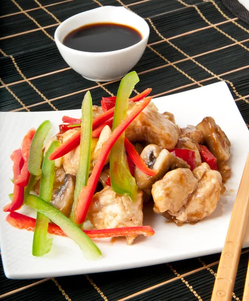 Stir fry chicken with sweet peppers and mushrooms — Stock Photo, Image