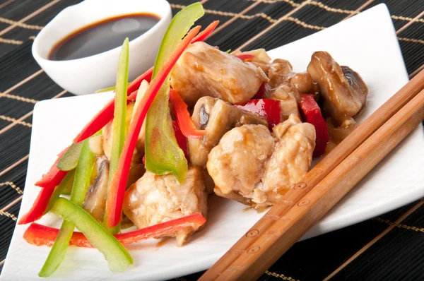 Stir fry chicken with sweet peppers and mushrooms — Stock Photo, Image